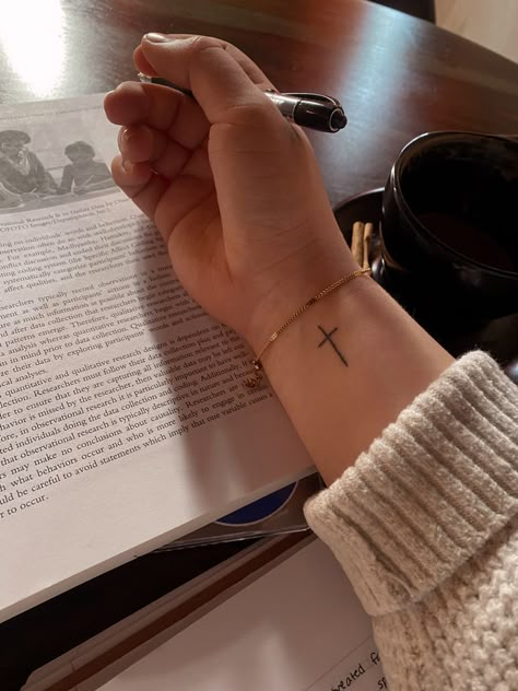 Christian Wrist Tattoos, Christian Tattoos Small, Christus Tattoo, Tattoo Line Art, Tato Salib, Simple Cross Tattoo, Simple Wrist Tattoos, Cute Simple Tattoos, Tiny Wrist Tattoos