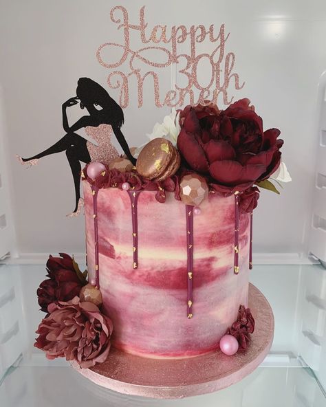 Maria West on Instagram: “Burgundy and rose gold birthday cake for a 30th birthday. #30thbirthdaycake #burgundycake #rosegoldcake #dripcake #cakedecorating…” 70th Birthday Cake Mum, Rose Gold Birthday Cake, Blue Drip Cake, 30th Birthday Cake For Women, Queens Birthday Cake, Birthday Cake Roses, 30th Birthday Cake, 25th Birthday Cakes, Rose Gold Birthday