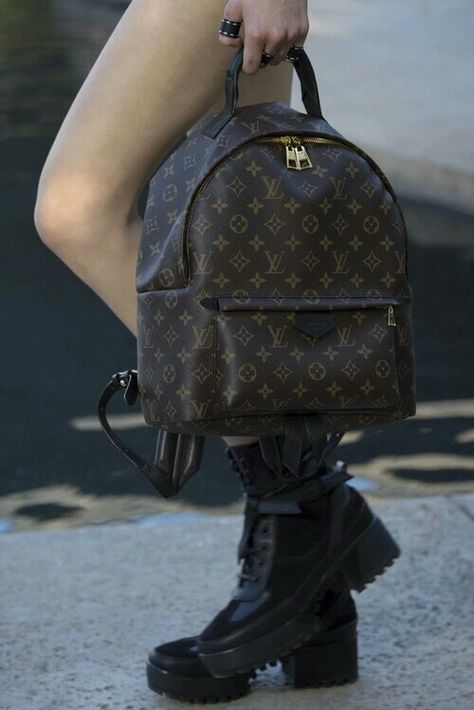 Louis Vuitton backpack, i want it. Louis Vuitton Outfit, Mode Rihanna, Tas Bahu, Louis Vuitton Backpack, Mini Mochila, Girly Bags, Vuitton Bag, Cute Bags, Mini Backpack