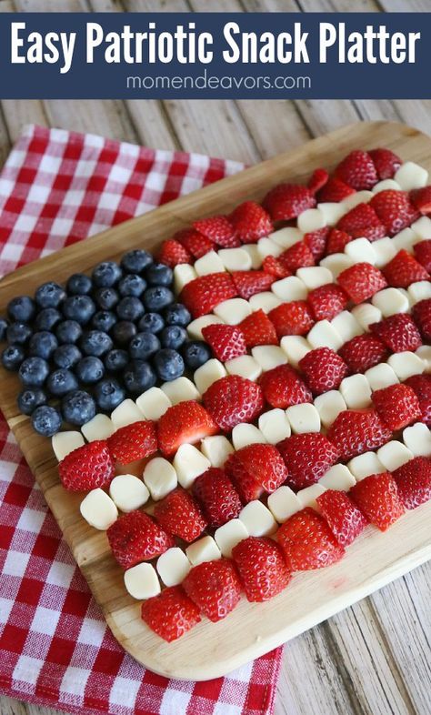 Light & Healthy American Flag Patriotic Platter - this would be perfect for 4th of July and is super easy to make! (sponsored) Patriotic Snacks, Pashmina Saree, 4th July Food, Memorial Day Foods, Patriotic Treats, Patriotic Kids, Patriotic Food, Kid Snacks, Snack Platter