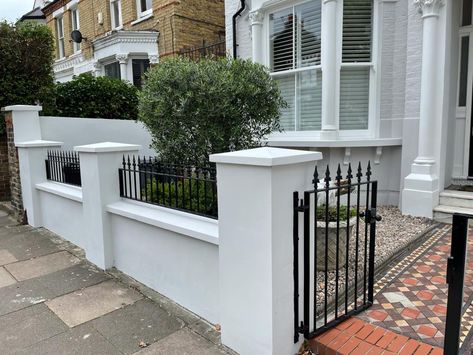 Front Garden Fencing, Victorian House Fence, London Front Garden Victorian Terrace, Victorian Terrace Front Garden Railings, Victorian Fence, Front Garden London Victorian, Townhouse Landscaping, Edwardian Houses, Victorian Front Garden