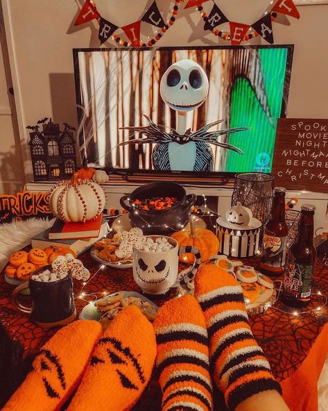 Netflix And, Halloween Movies To Watch, Halloween Sleepover, Halloween Date, Herbst Bucket List, Halloween Bedroom, Halloween Movie Night, Fall Dates, Halloween 3