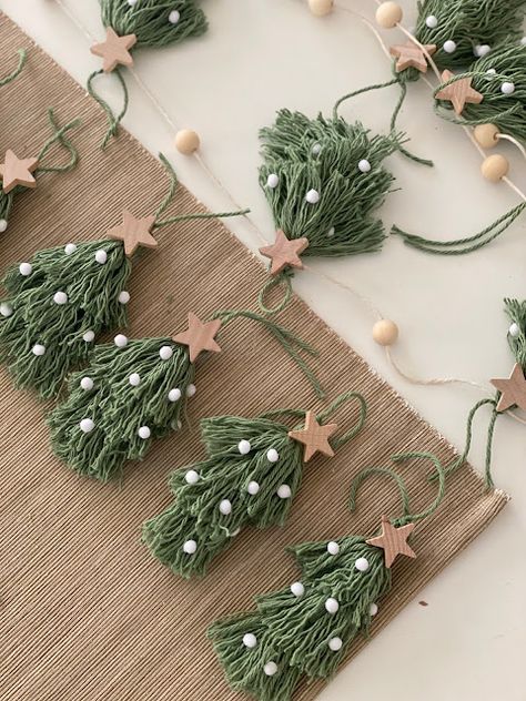 Tassels Tutorials, Holiday Crafts Christmas, Christmas Ornament Crafts, Noel Christmas, Christmas Deco, Homemade Christmas, Xmas Crafts, Green Christmas, Christmas Crafts Diy