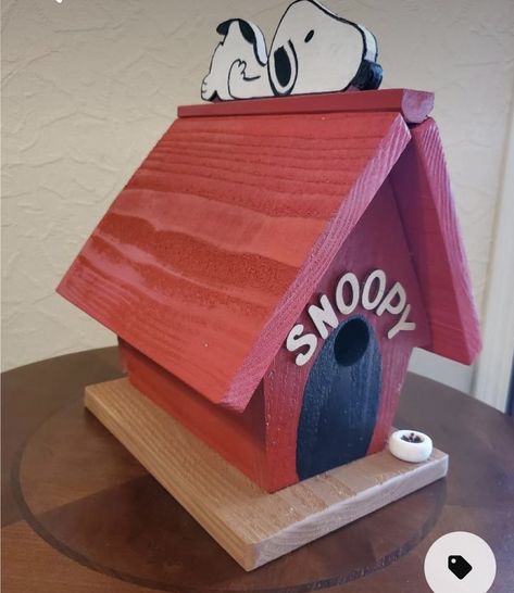 Cute Birdhouse Ideas, Wooden Birdhouse Decorating Ideas, Bird House Design Ideas, Bird House Plans Free Diy, Snoopy Birdhouse, Aesthetic Bird House, Easy Bird Houses To Make, Diy Birdhouse Ideas, Cute Bird Houses