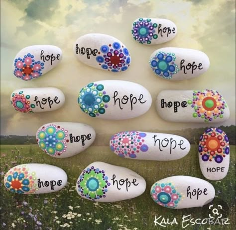 Mandala Painted Rocks, Mandala Rock Art, Stone Art Painting, Painted Rocks Kids, Painted Rocks Craft, Scratch Art, Happy Stones, Painted Rocks Diy, Rock Painting Ideas Easy