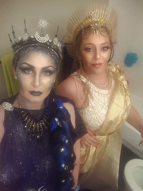 Nyx & Hemera, night and day, darkness and light. Halloween costume. Best friends costumes Moon Goddess Costume, Sun Goddess Costume, Goddess Costume Diy, Costume Ideas For Best Friends, Mythology Costumes, Best Friends Halloween, Sun And Moon Costume, Costumes For Best Friends, Greek God Costume