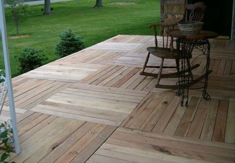 Pallet Decking Without The Spending | Pallet Decking Ideas Pallet Patio Decks, Pallet Porch, Pallet Floors, Pallet Patio, Pallet Creations, Patio Diy, Pallet Outdoor, Pallet Garden, Recycled Pallets