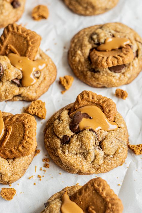 close up of cookies drizzled with cookie butter. Biscoff Butter, Biscoff Cookie Recipe, Cookie Butter Cookies, Speculoos Cookie Butter, Brown Butter Cookies, Sugar Dough, Spiced Butter, Biscoff Cookie Butter, Classic Cookies Recipes