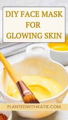 Do you want glowing skin without spending a lot of money on expensive skincare products? This is the best homemade face mask to achieve that! With simple ingredients you probably already have at home, you can create a DIY face mask that makes your skin shine. #facemask #diyskincare #facemaskrecipe Best Homemade Face Mask, Expensive Skincare, Face Mask For Glowing Skin, Mask For Glowing Skin, Homemade Makeup Remover, Homemade Face Mask, Homemade Makeup, Dry Skin Care Routine, Beauty Hacks Skincare