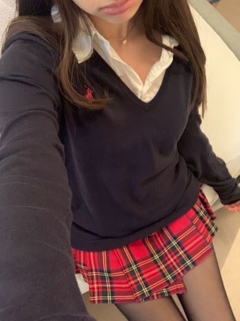 Rory Gilmore Style School, Red Basic Outfit, Rory Gilmore Outfits College, Rory Gilmore Uniform, Rory Gilmore Fits, Old Preppy Outfits, Rory Gilmore Style Outfits, Rory Gilmore Aesthetic Outfits, Old School Preppy