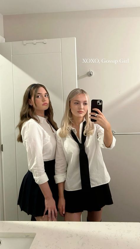 Funny Celeb Blair Halloween Costume, Serena And Blair Costume, Gossip Girl Halloween, Gossip Girl Halloween Costume, Duo Costume Ideas, Gossip Girl Party, Serena And Blair, Spooky Fashion, Girls Party Outfits