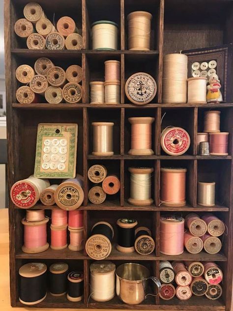 Printer tray with thread Sewing Room Storage Ideas, Wooden Spool Crafts, Room Storage Ideas, Spools Of Thread, Storage Ideas Diy, Sewing Room Storage, Spool Crafts, Coin Couture, Sewing Room Decor