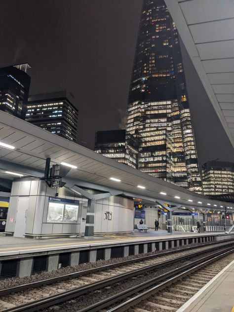 London Bridge Station at night with the shard London Bridge Station, Night Bridge, Reading Stations, London Vibes, The Shard, St Albans, Pretty Landscapes, London Bridge, Aesthetic Photos