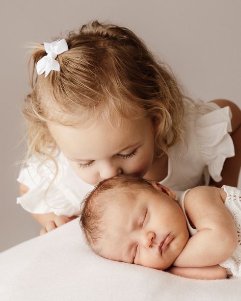 Can we just take a moment to talk about toddlers during your newborn shoot? Oof! They can be a challenge! But look at her!!! 😍 I especially love doing maternity shoots for second (or more) pregnancies, as it gives us an opportunity to get some updated photos of the older siblings before their world completely changes. That way, we can keep the newborn shoot more about the whole family, get some sibling photos, and then spend the rest of our time focussing on the new bub. We made the mis... Sibling With Newborn Pictures, Sibling Pictures With Baby, Newborn Photos With Siblings, Lifestyle Newborn Photography Siblings, Sibling Photoshoot, Sibling Photography Newborn, Fam Photos, Sibling Pictures, Maternity Shoots