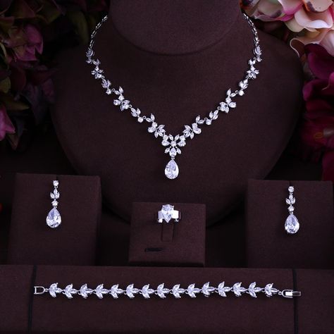 Tas Gucci, Bride Jewelry Set, Perhiasan India, Diamond Jewelry Set, Kraf Diy, Expensive Jewelry Luxury, Indian Jewellery Design Earrings, Classy Jewelry, Fancy Jewellery