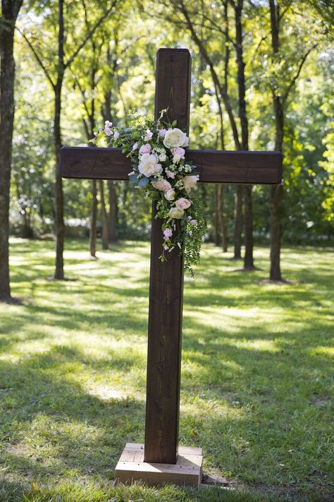 Wedding Cross Altar, Wooden Cross With Flowers, Cross Altar, Christ Centered Wedding, Cross With Flowers, Wedding Alters, Wedding Venue Locations, Wedding Cross, Wooden Crosses