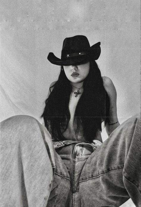 Cow Girl Photoshoots, Cowgirl Boots Photography, Easy Photoshoot Ideas At Home, Goth Western Aesthetic, Picture Ideas Baddie, Cow Girl Aesthetic, Cow Photoshoot, Self Portrait At Home, Easy Photoshoot Ideas