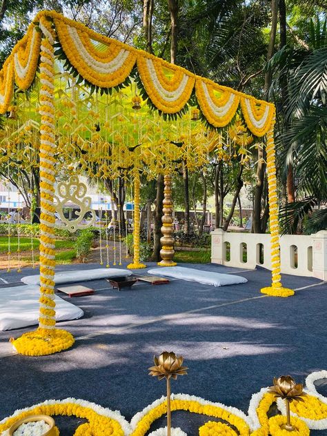 Marathi Mandap Decor, Square Mandap Decor, Nalangu Decoration, Marathi Wedding Decor, Maharashtrian Wedding Decoration, Haldi Backdrop, Indian Floral Decor, Leaf Decor Wedding, Small Wedding Decor