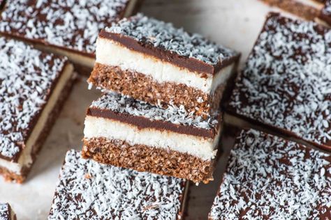 Dairy Free Slice Recipes, Chocolate Coconut Slice, Slice Recipes, Healthy Slice, Coconut Slice, Quick Dessert, Dessert Simple, Quick Easy Desserts, Desserts Vegan