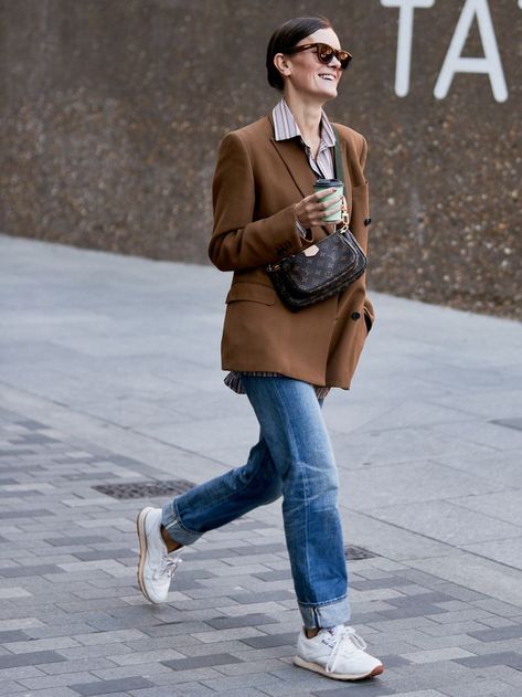 Jo Ellison, Blazer Ootd, London Street Style Spring, Sneaker Trend, London Fashion Week Street Style, Look Casual Chic, Winter Streetwear, Neon Outfits, Beige Outfit