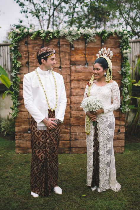 Javanese Traditional Wedding of Indonesian and Italian in Bali Indonesian Wedding Photography, Suku Jawa, Wedding Kebaya, Traditional Wedding Photography, Pose Pengantin, Javanese Wedding, Wedding In Bali, Nikah Outfit, Kebaya Wedding