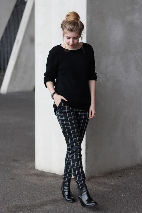 : Check Pants Outfit, Patterned Pants Outfit, Check Trousers, Tartan Pants, Pants Outfit Casual, Plaid Outfits, Looks Chic, Plaid Pants, Wardrobe Style