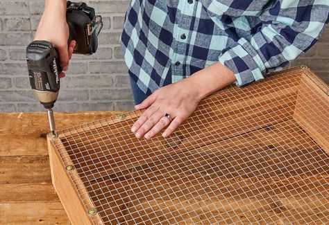 DIY for compost sifter box Build Compost Bin, Compost Sifter, Diy Compost Bin, Soil Sifter, Diy Litter Box, Compost Bin Diy, Garden Landscaping Diy, Compost Tumbler, Craft Table Diy