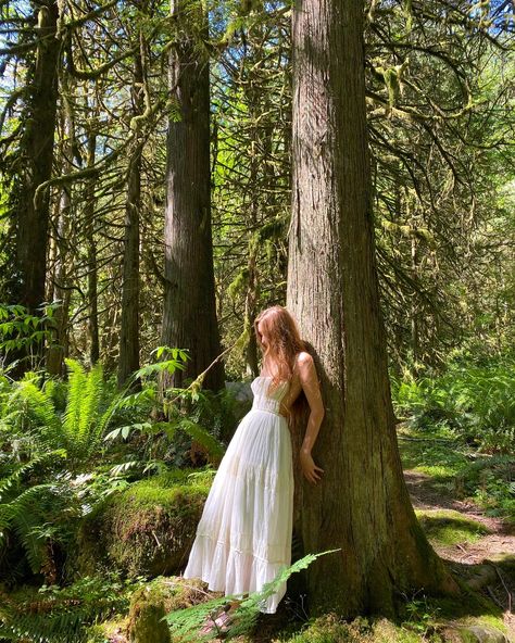 Woods Photoshoot Ideas Outfit, Nature Posing Ideas, One With Nature Aesthetic, Poses For Pictures In Nature, Pose Ideas Nature, Fairy Pictures Ideas, Aesthetic Inspo Photos, Nature Pic Ideas, Cottage Core Photoshoot Ideas