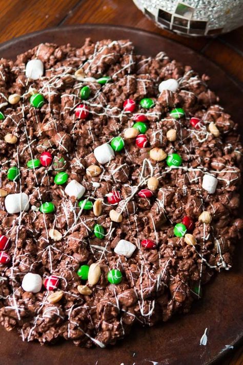 There's an amazing air about the holidays, but it's also too busy. This year choose to cut out the crazy and make this quick and easy m&m chocolate pizza. no-bake Candy Pizza, Rocky Road Chocolate, Christmas Pizza, White Almond Bark, Chocolate Pizza, Oh Sweet Basil, Covered Pretzels, Shortbread Recipes, Dessert Pizza