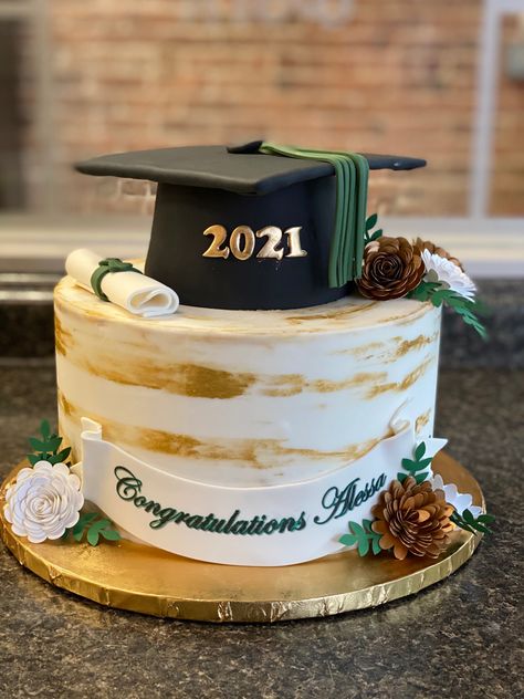 Graduation Cake Ideas Green And Gold, Simple Graduation Cakes 2023, Graduation Cake Designs 2023, Grad Cake Ideas Simple, Green And White Graduation Cake, Green Graduation Cakes, Rustic Graduation Cake, Graduation Cakes For Guys, High School Graduation Cakes 2023