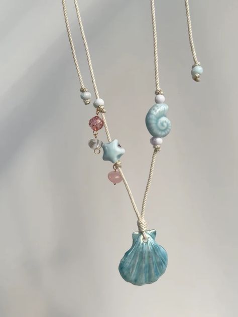 Shell Jewelry Bracelets, Shell Bead Necklace, Sea Necklace Aesthetic, Blue Shell Necklace, Diy Seashell Necklace, Mermaid Necklace Diy, Seashell Necklace Diy, Clay Seashell, Cloth Jewellery