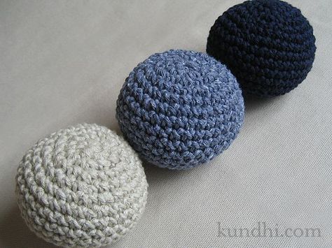 invisible decrease for round objects Crochet Ball Pattern, Invisible Decrease, Round Objects, Crochet Cat Toys, Tiny Crochet, Ball Pattern, Crochet Ball, Yarn Projects, Crochet Stitch