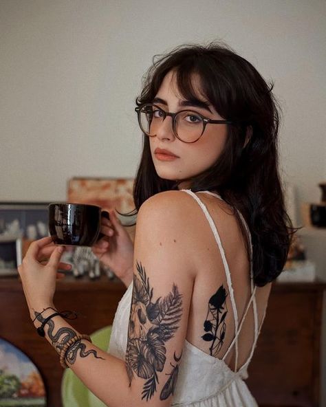 Tattoos In Other Languages, Mujeres Tattoo, Native Speaker, Tattoo Inspiration Men, Tattoed Women, Hippie Aesthetic, Other Languages, Estilo Rock, Tattoed Girls