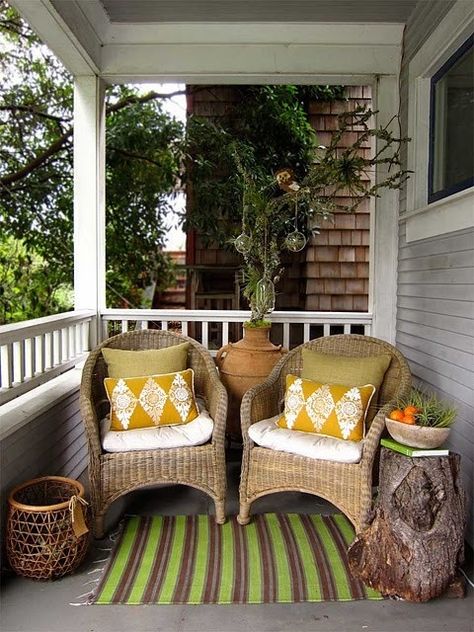 small-front-porch-design-ideas Small Front Porches Designs, Small Porch Decor, Front Porch Design Ideas, Small Porch Ideas, Veranda Design, Porch Design Ideas, Porch Sitting, Building A Porch, Small Front Porch