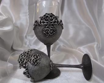 Halloween Glasses, Custom Wine Bottles, Goblet Wine Glasses, Wedding Glassware, Wedding Wine Glasses, Custom Wine Glasses, Skull Wedding, Glitter Wine, Wine Set