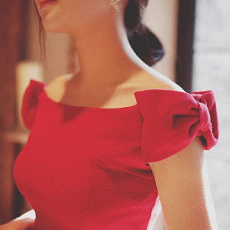 Bows as sleeves! Love! And I don't even usually like bows! Red Bow Dress, Baju Kahwin, Detail Couture, Little Red Dress, Cooler Look, 여자 패션, Christmas Dress, Mode Inspiration, Mode Style