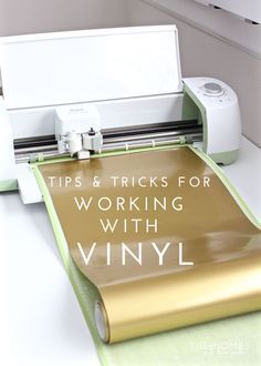 Are you ready to use your Cricut Explore to make vinyl decor, labels and more? This post breaks down everything you need to know about working with vinyl! Vinyle Cricut, Cricut Cuttlebug, Cricut Explore Projects, Projets Cricut, Vinyl Decor, Cricut Projects Beginner, Cricut Explore Air, Cricut Craft Room, Diy Cricut