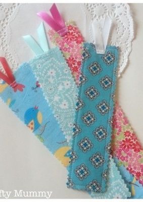 Fabric Scrap Bookmarks - great way to use up you scraps from Chadwick Heirlooms! Penanda Buku, Scrap Fabric Projects, Sew Ins, Beginner Sewing Projects Easy, Leftover Fabric, Sewing Projects For Beginners, Easy Sewing Projects, Diy Sewing Projects, Diy Couture