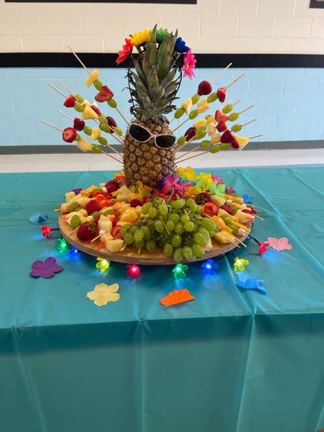 Luau Charcuterie Board, Theme Pool Party Ideas, Hawaiian Party Food, Hawaii Birthday Party, Luau Party Food, Hawaii Themed Party, Luau Food, Pool Party Ideas, Hawaii Theme