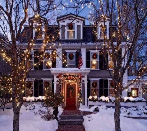 Exterior Christmas Lights, Farmhouse Style Exterior, Exterior Christmas, Snow House, Lights Decor, Winter Cold, Decorating With Christmas Lights, Silver Lights, Noel Christmas