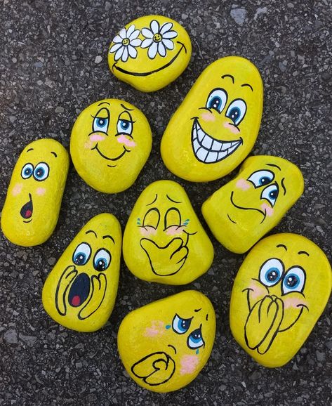 Emoji painted rocks Emoji Painted Rocks, Painted Rocks With Faces, Face Rock Painting, Art Emoji, Rock Painting Tutorial, Painted Rock Animals, Rock Painting Ideas, Painted Rocks Kids, Painted Rocks Craft