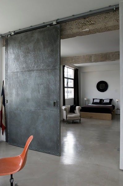 Dream #loft of the day - loving this huge industrial metal sliding door Loft Estilo Industrial, Industrial Door, Barn Style Doors, Decor Studio, Industrial Bedroom, Interior Vintage, Industrial Living, Industrial Interiors, Loft Living