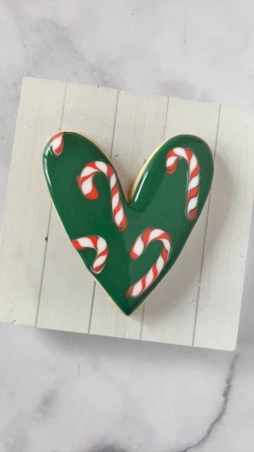 Wet On Wet Candy Cane Cookies, Christmas Sugar Cookie Designs, Biscuit Icing, Christmas Sugar Cookies Decorated, Heart Sugar Cookie, Cookie Decoration, Mini Candy Canes, Cookie Christmas, Candy Cane Cookies