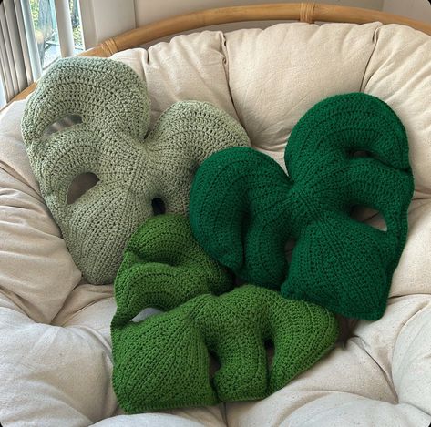 Crochet Things For Bedroom, Red And Green Crochet Ideas, Crochet Couch Pillows, Crochet Pillow Aesthetic, Room Decor Crochet Ideas, Crochet Moss Blanket, Crochet With Green Yarn, Home Decor Crochet Ideas, Green Things To Crochet