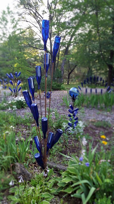 Swirl Bottle Trees Wine Bottle Trees, Wine Bottle Garden, Gemüseanbau In Kübeln, Bottle Trees, Bottle Tree, Wine Bottle Art, Bottle Garden, Glass Garden Art, Bottle Ideas