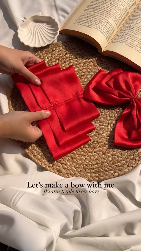 How To Make Hair Assesories, Bow Sewing Tutorial, Sewing A Bow, How To Make Hair Bows, Satin Bow Diy, Hairbow Making, Easy Bows, Bow Sewing, Bow Designs