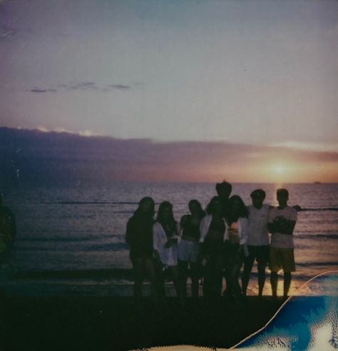 Friends Polaroid Aesthetic, Friend Group Polaroid, Beach Polaroid, Soul Aesthetic, Friends Group Photo, Aesthetic Polaroid, Insta Ideas, Summer Photoshoot, Polaroid Pictures