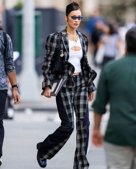 M I S B H V on Instagram: “Bella 🦋 in New York City wearing The Brutalist Loafer in Black” Bella Hadid News, Supermodel Style, Bella Hadid Street Style, You Look Fab, Models Style, Bella Hadid Style, Hadid Style, Red Fits, Latest T Shirt