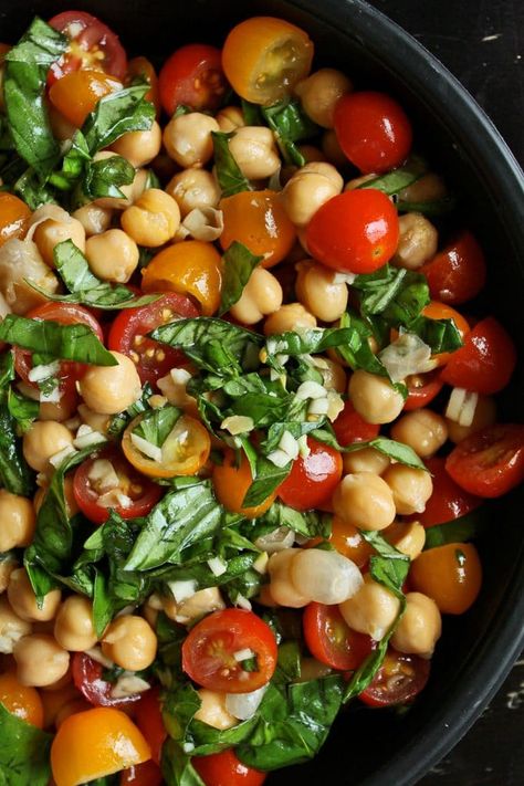 Fresh Appetizers, Salad With Tomatoes, Basil Recipes, Diner Recept, Dinner Entrees, Chickpea Salad, Yummy Lunches, Tomato Salad, Idee Pasto Sano