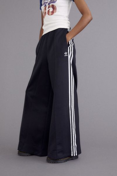 Adidas Track Pants Outfit, Adidas Pants Outfit, Cozy Glam, Track Pants Outfit, Wide Leg Pants Outfit, Relax Pants, Adidas Track Pants, Adidas Track, Performance Leggings